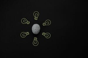 a brain surrounded by paper clips